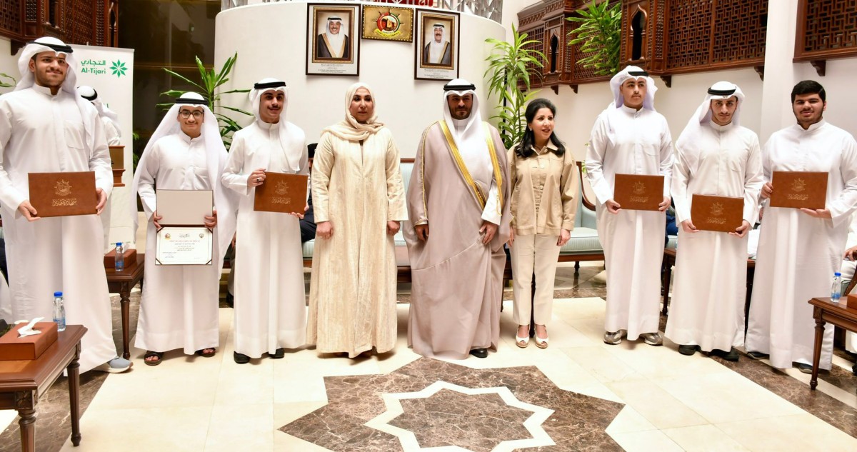 محافظ 'مبارك الكبير' يكرّم الطلبة الفائقين في الثانوية العامة