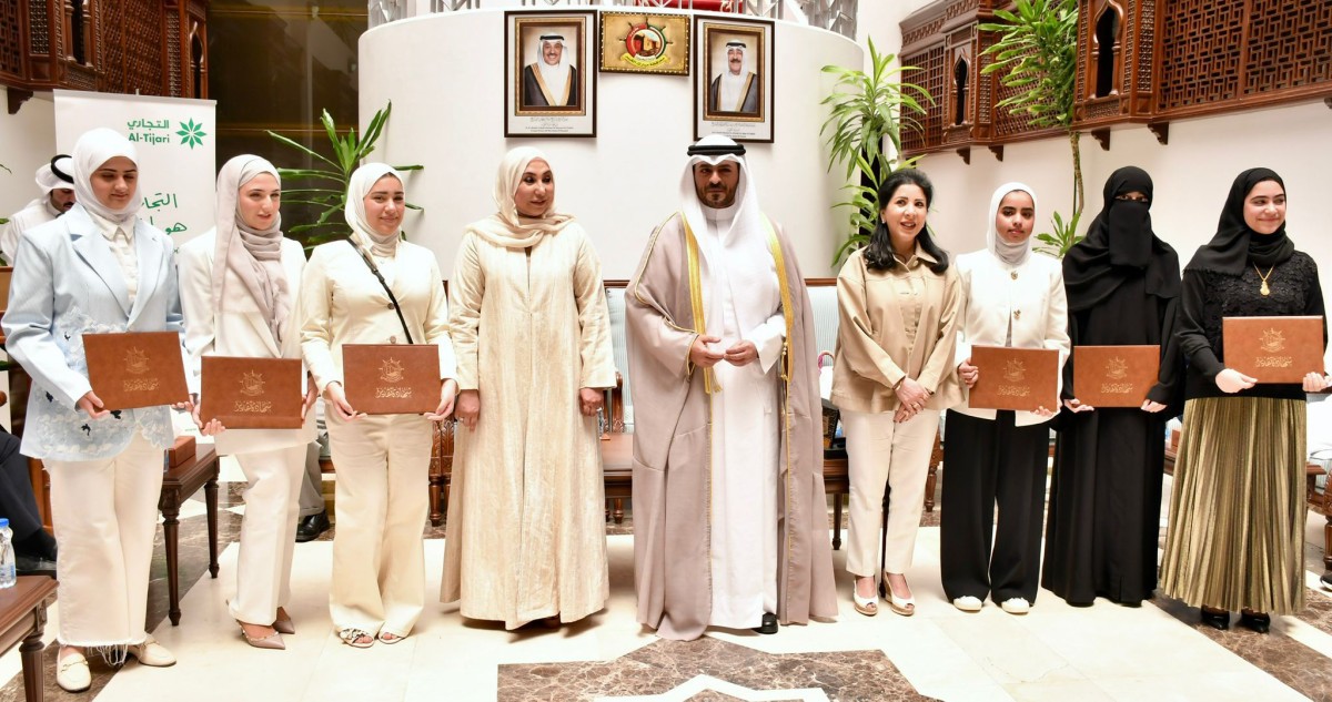 محافظ 'مبارك الكبير' يكرّم الطلبة الفائقين في الثانوية العامة