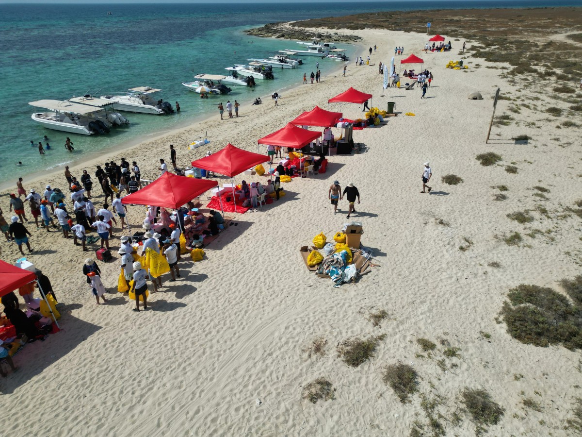 'البلدية': جهات حكومية وفرق تطوعية شاركت في تنظيف الجزر