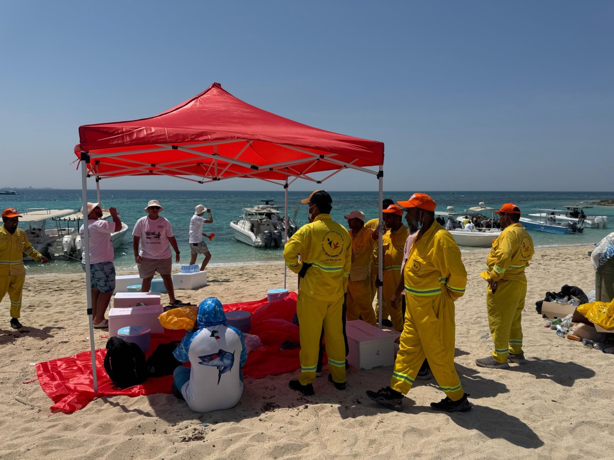 'البلدية': جهات حكومية وفرق تطوعية شاركت في تنظيف الجزر