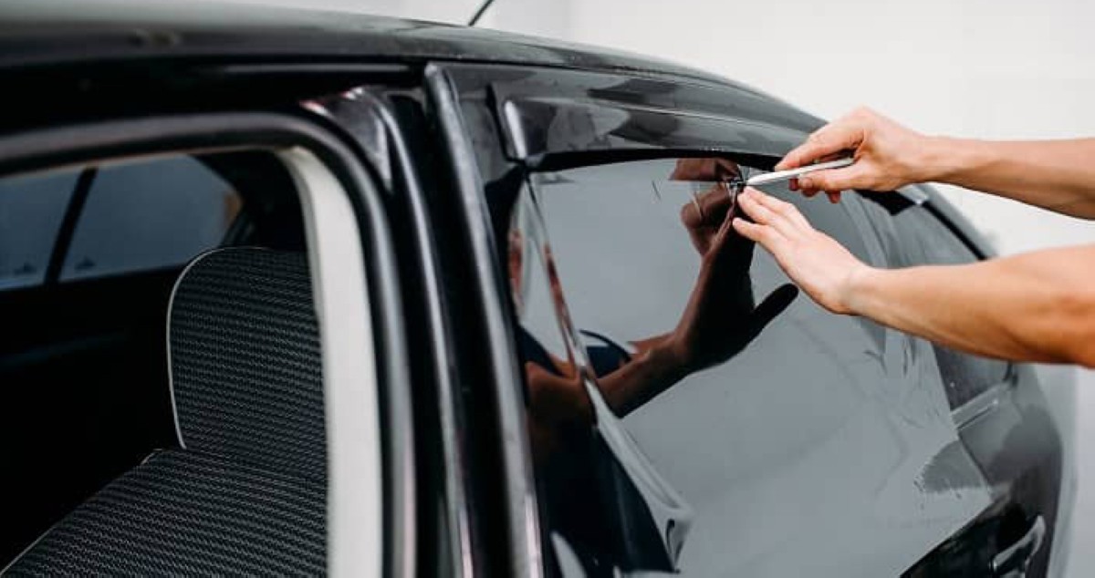 السماح بتظليل زجاج المركبات حتى 50% باستثناء الزجاج الأمامي