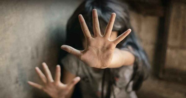 مئة عام لجليسة أطفال سلّمت صديقها صغيرات ليتحرش بهن #تحرش 