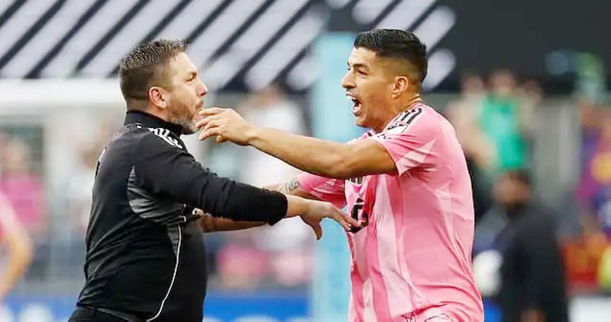 سواريز بعد العض... 'بصق'