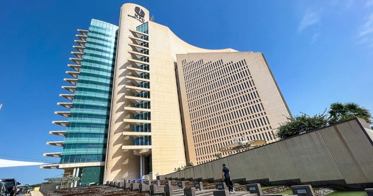 'البترول' تعزز ريادتها العالمية في تصدير وقود الطائرات بعقود جديدة