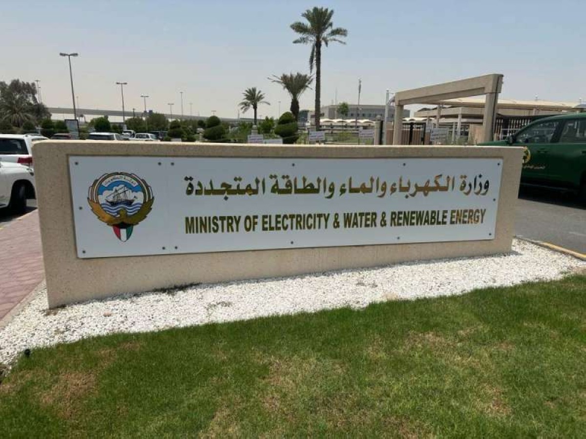 ضوء أخضر من 'الكهرباء' للمصانع بالعمل في أوقات الذروة