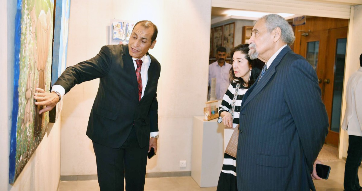 إسلام النزهي يبحث 'أبعاد من الطبيعة' بالألوان