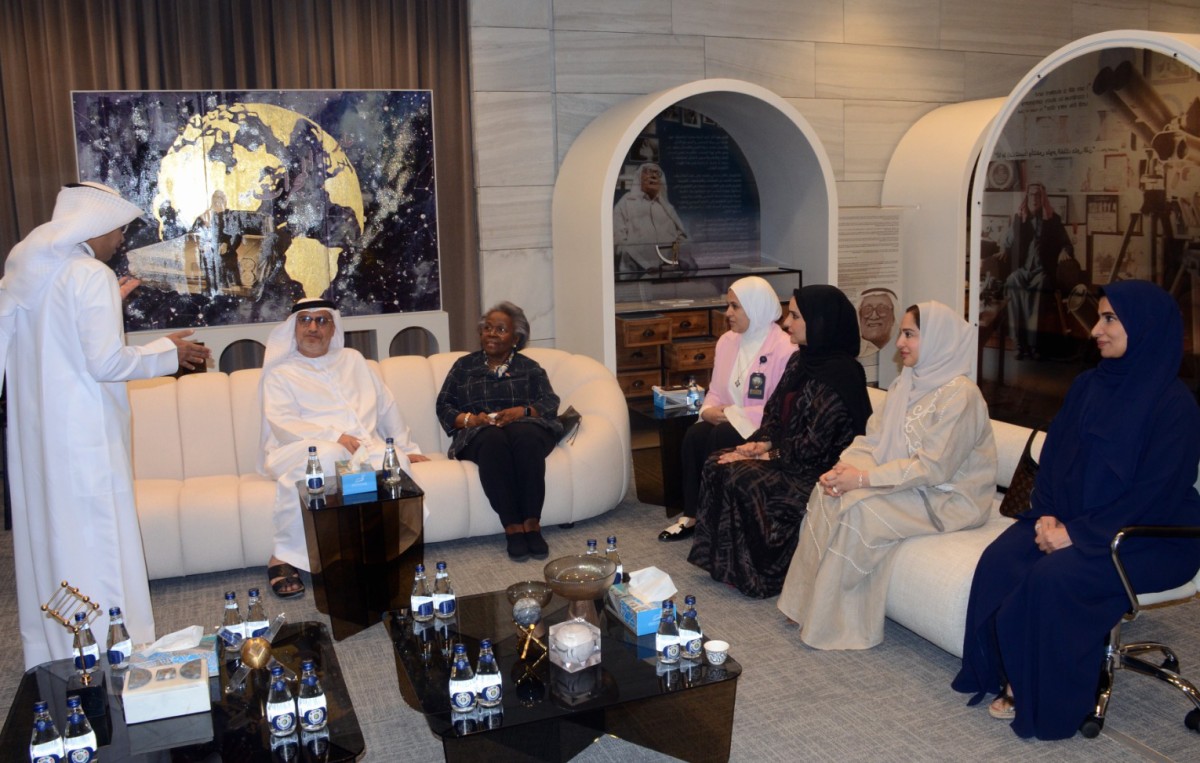 إهداء بدلة رائد فضاء إماراتي إلى مركز عبدالله السالم الثقافي