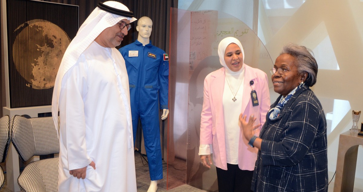 إهداء بدلة رائد فضاء إماراتي إلى مركز عبدالله السالم الثقافي