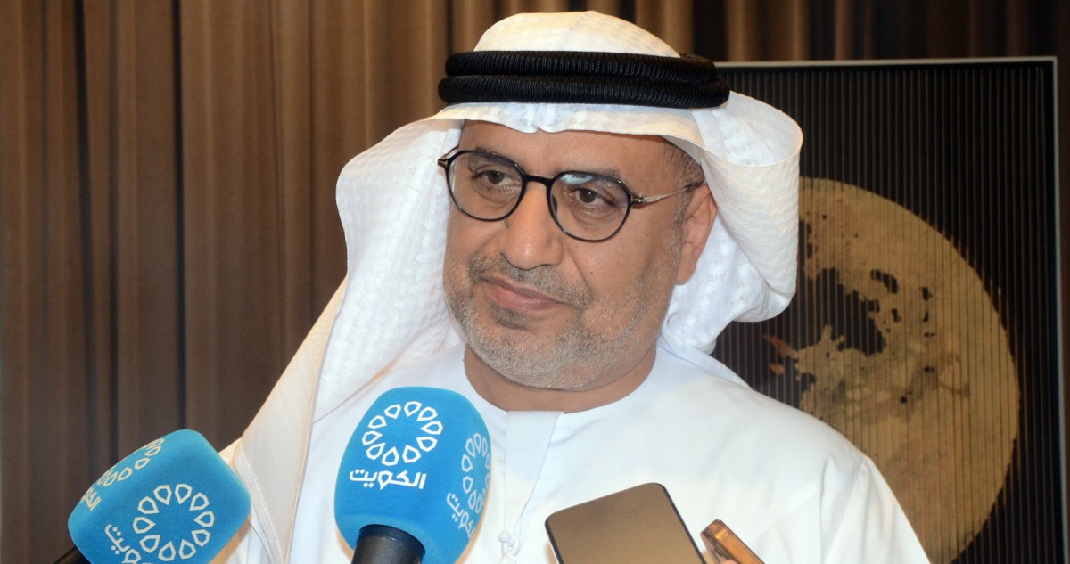 إهداء بدلة رائد فضاء إماراتي إلى مركز عبدالله السالم الثقافي