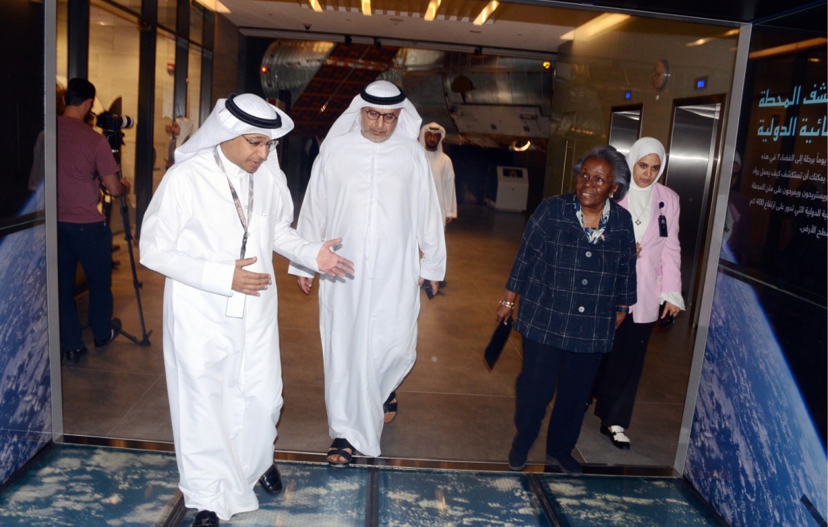إهداء بدلة رائد فضاء إماراتي إلى مركز عبدالله السالم الثقافي