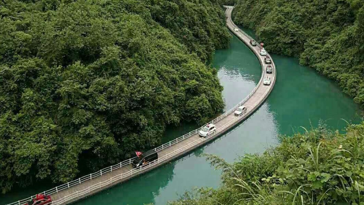 جسر عائم فوق الماء يثير الدهشة