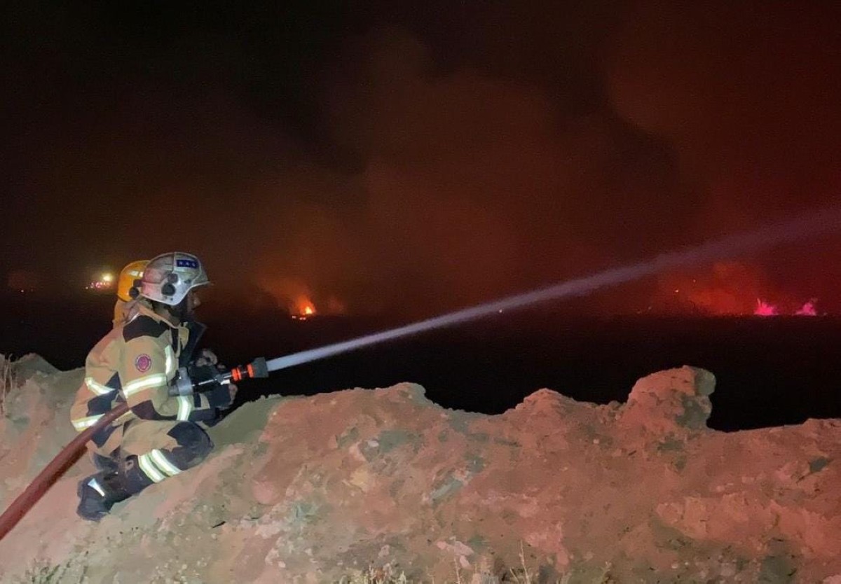 3 فرق إطفاء سيطرت على &rlm;حريق أشجار بالقرب من 'صباح الأحمد'