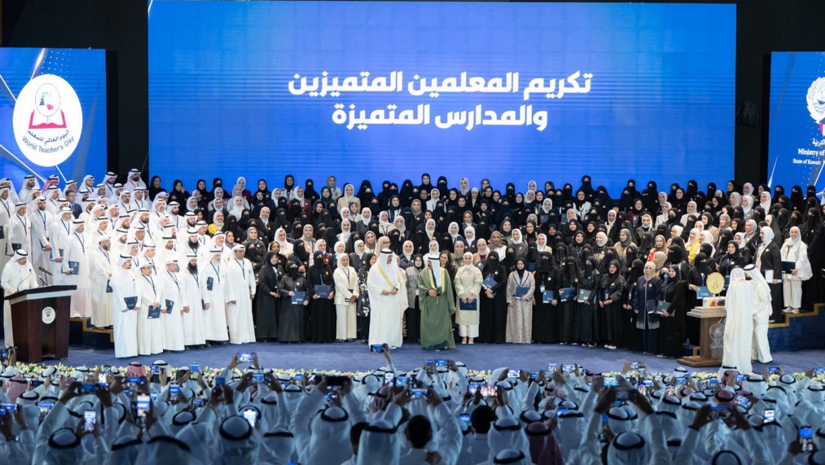 سمو الأمير يكرم كوكبة من المعلمين والمدارس المتميزة بمناسبة اليوم العالمي للمعلم