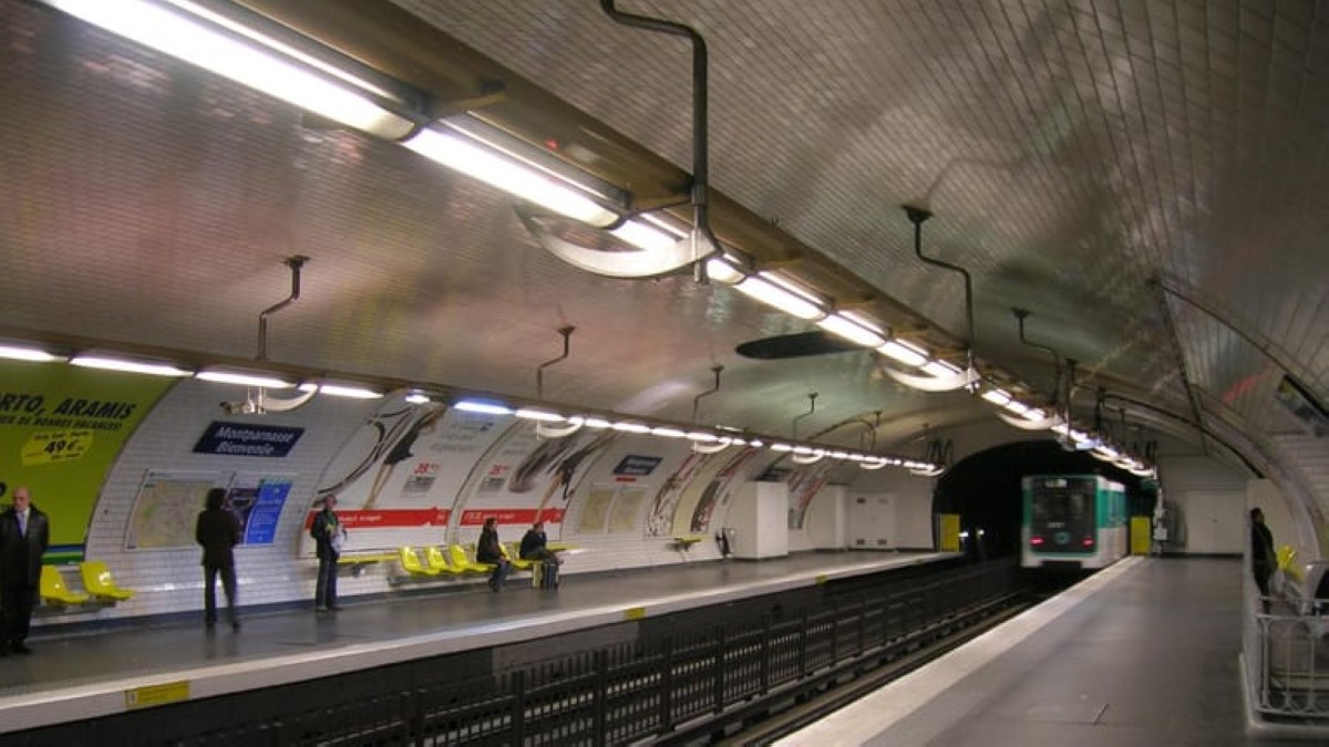 الشرطة الفرنسية تطلق النار على رجل مسلح بسكين في محطة مونبارناس