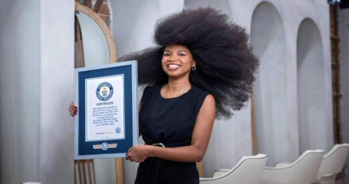 امرأة تدخل موسوعة 'غينيس' بأضخم شعر طبيعي أفريقي