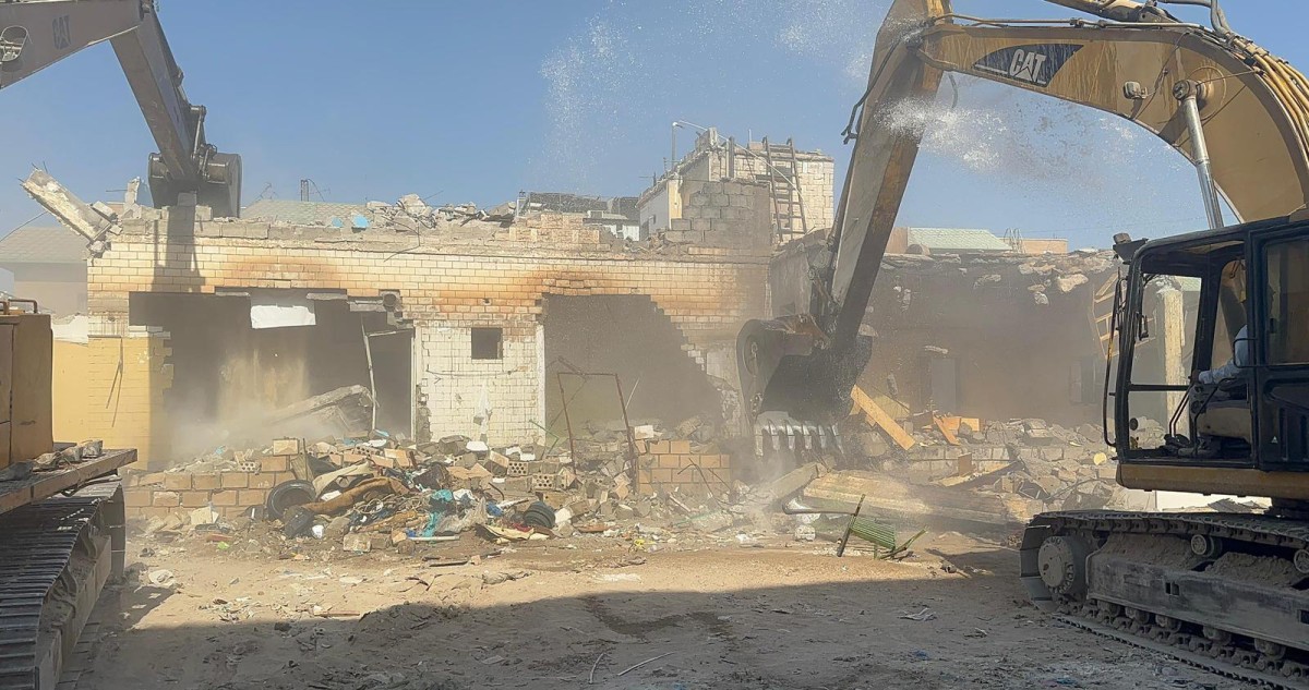 'البلدية' بدأت بهدم 67 عقاراً متهالكاً في جليب الشيوخ