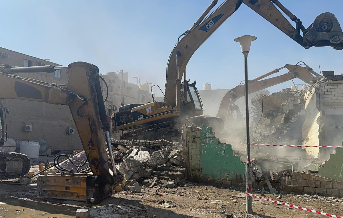 'البلدية' بدأت بهدم 67 عقاراً متهالكاً في جليب الشيوخ