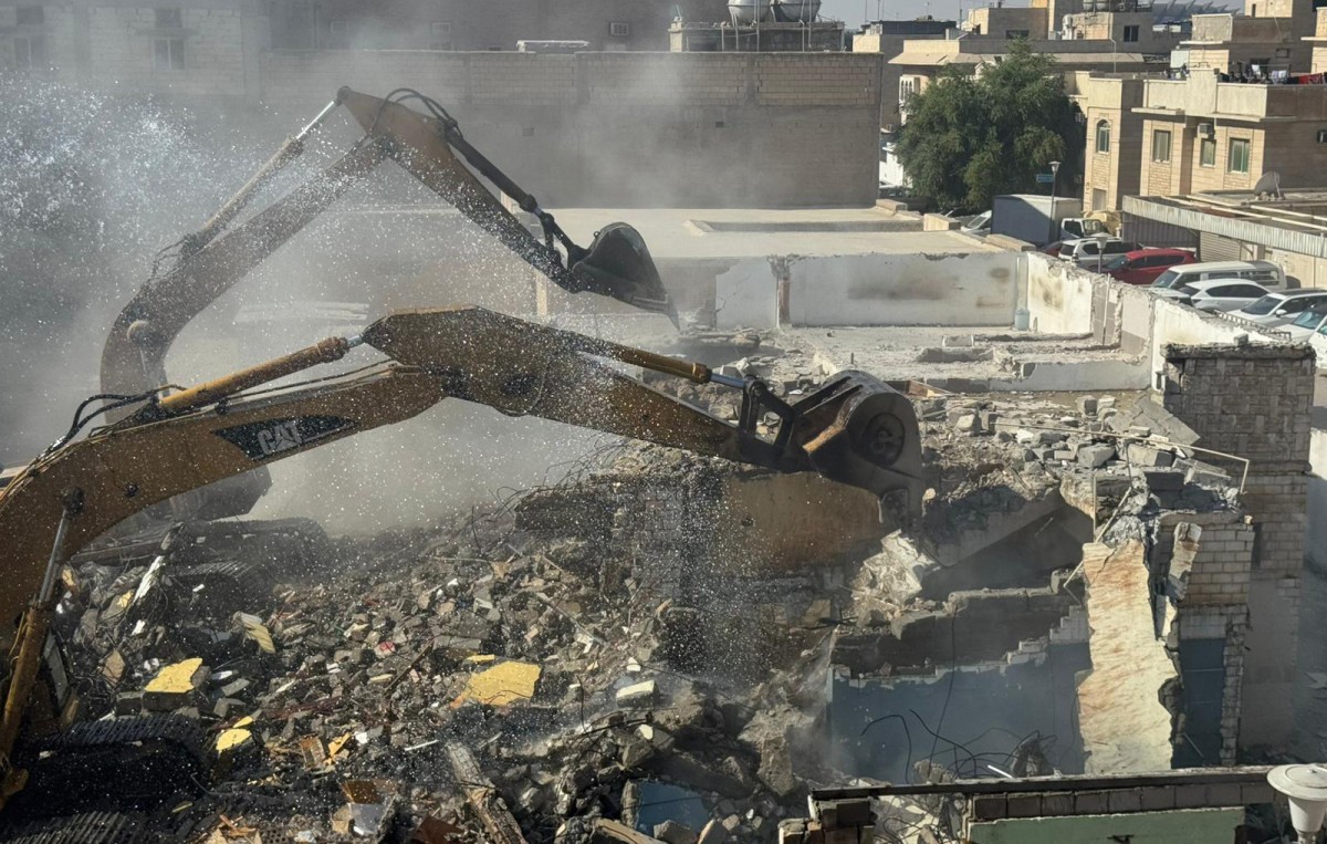 'البلدية' بدأت بهدم 67 عقاراً متهالكاً في جليب الشيوخ