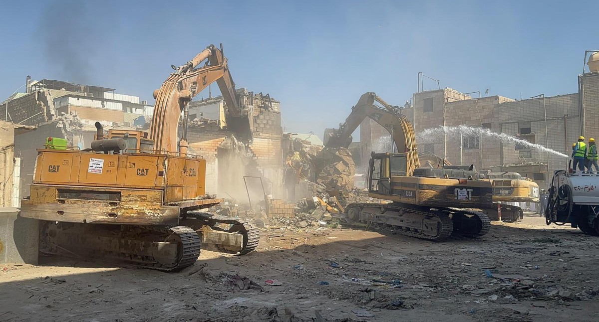 'البلدية' بدأت بهدم 67 عقاراً متهالكاً في جليب الشيوخ