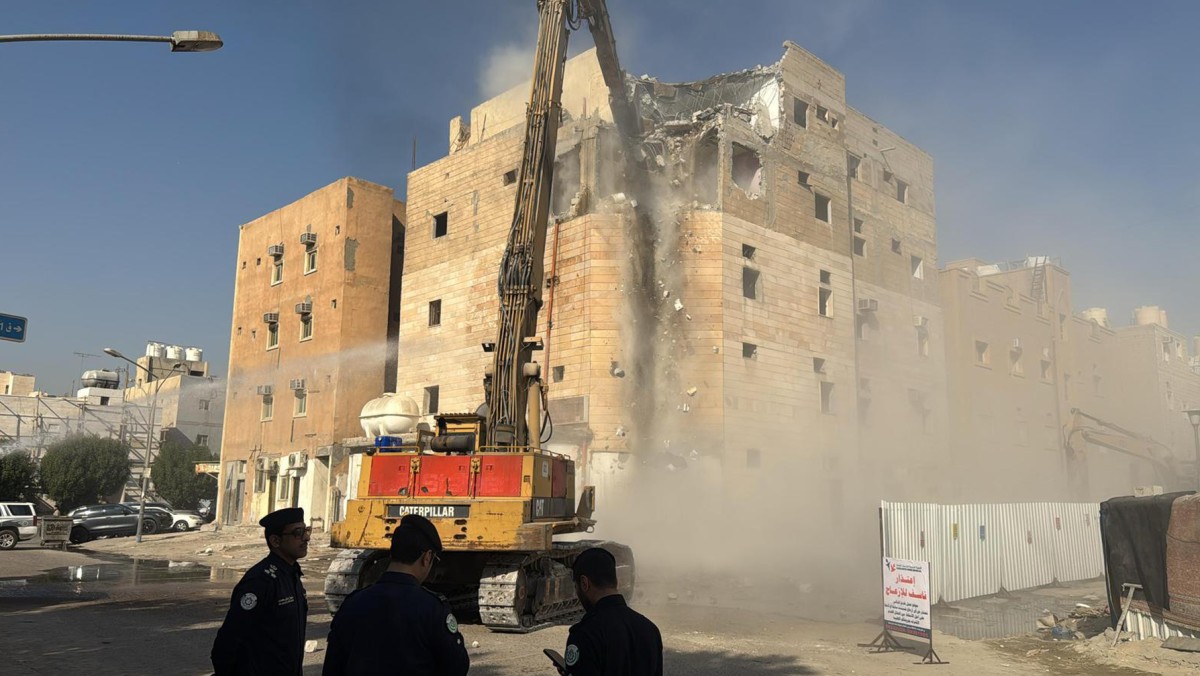 'البلدية' تواصل إزالة المباني المتهالكة في 'الجليب'