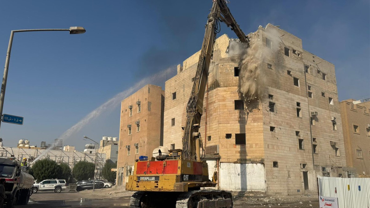 'البلدية' تواصل إزالة المباني المتهالكة في 'الجليب'