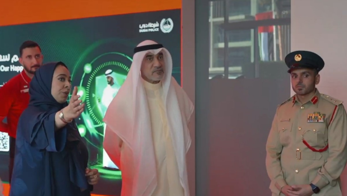 النائب الأول يطلع على الخدمات الأمنية الذكية في شرطة دبي