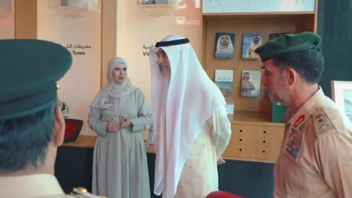 النائب الأول يطلع على الخدمات الأمنية الذكية في شرطة دبي