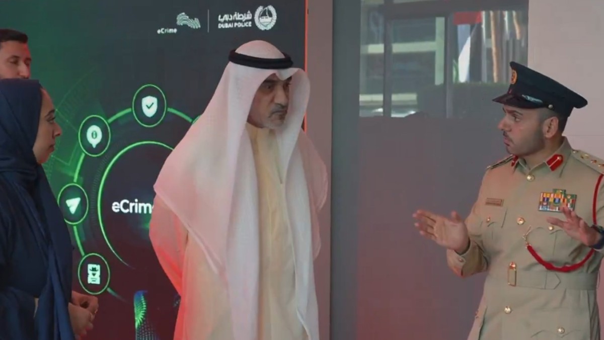 النائب الأول يطلع على الخدمات الأمنية الذكية في شرطة دبي