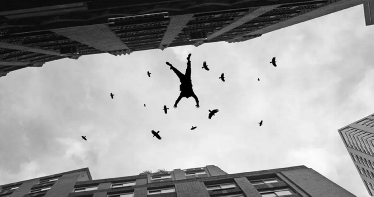 سقوط أم من 'العاشر' مع توأميها