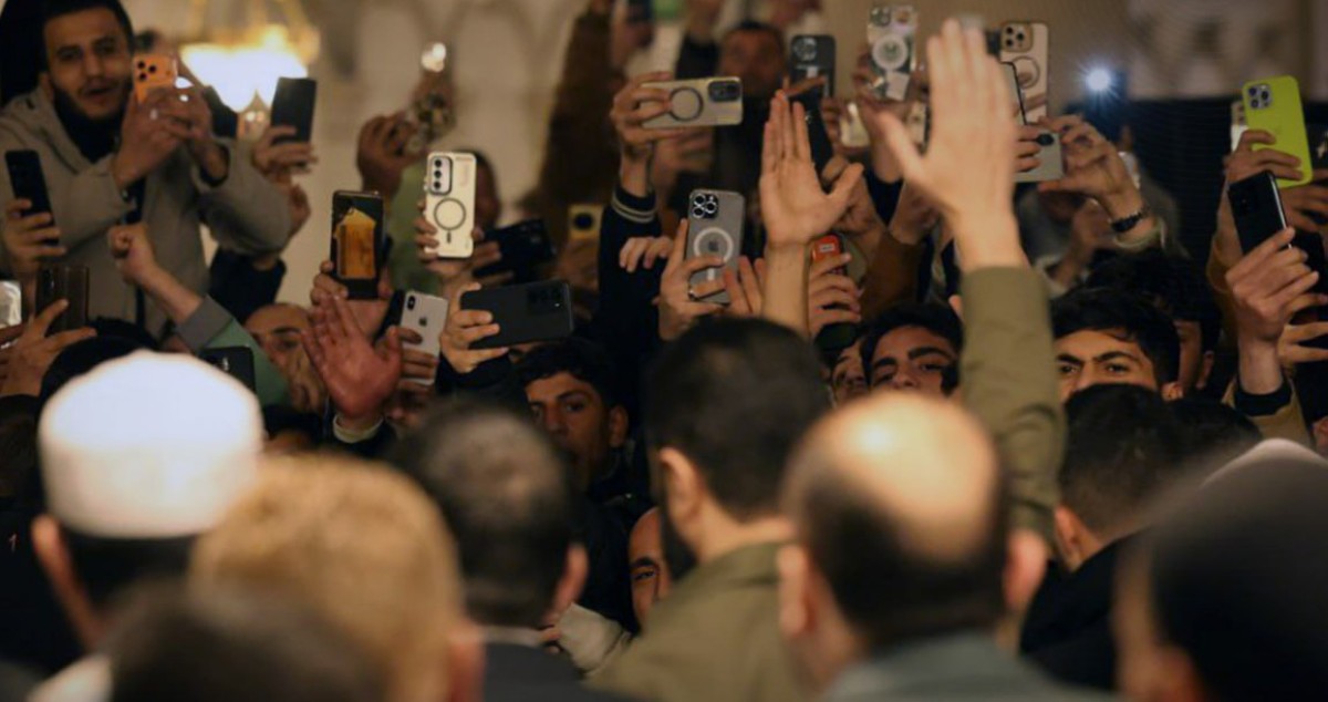 الشرع يؤمّ المصلّين في صلاة الفجر بالمسجد الأموي الكبير 'بزي التحرير'