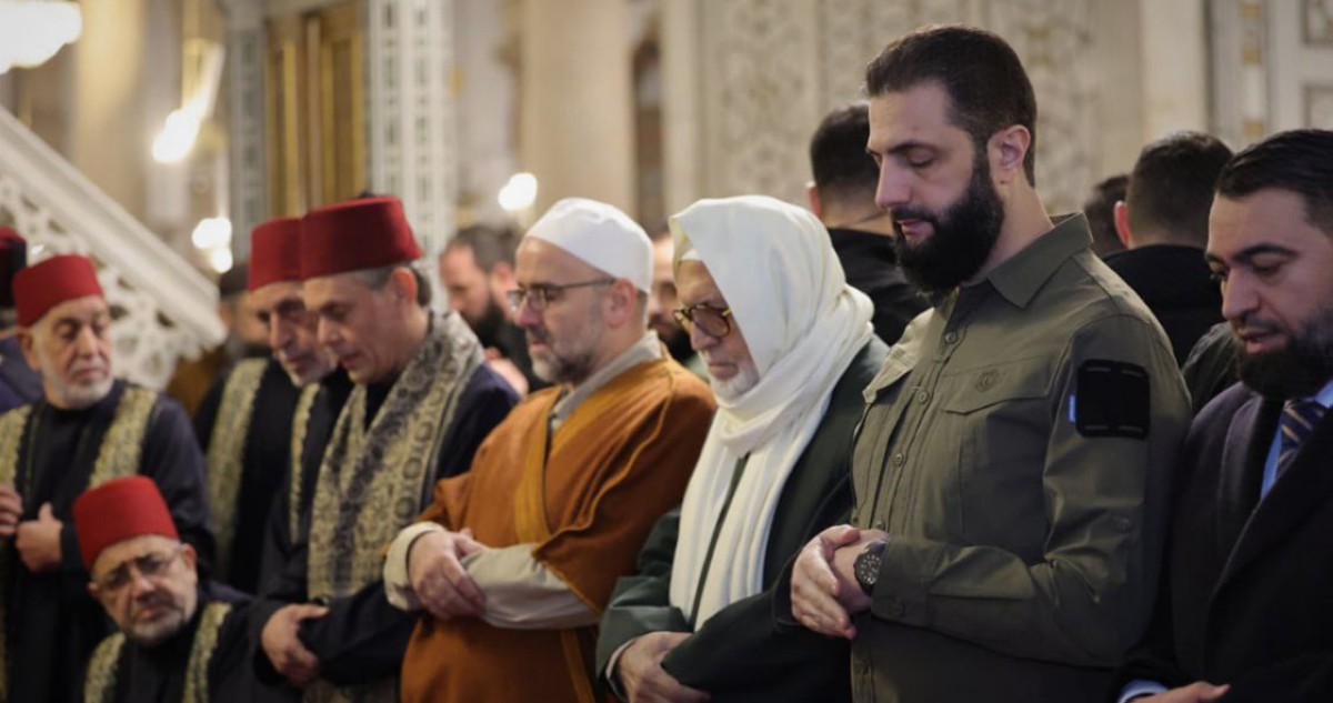 الشرع يؤمّ المصلّين في صلاة الفجر بالمسجد الأموي الكبير 'بزي التحرير'