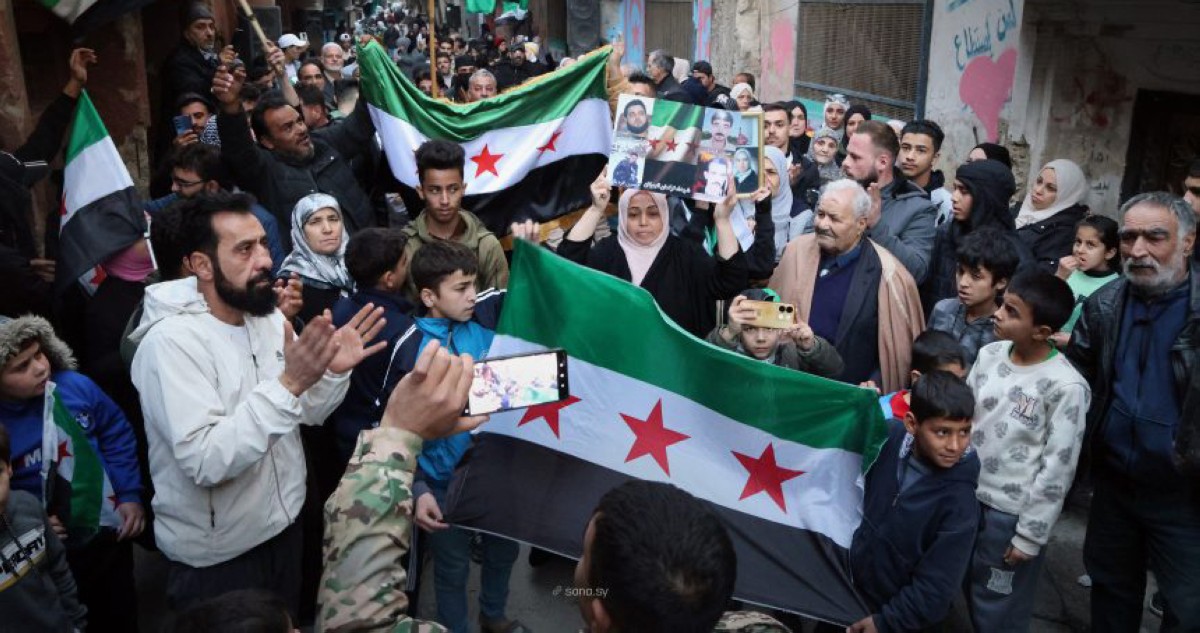ملايين السوريين يتوافدون إلى الساحات العامة لإحياء الذكرى الأولى للتحرير