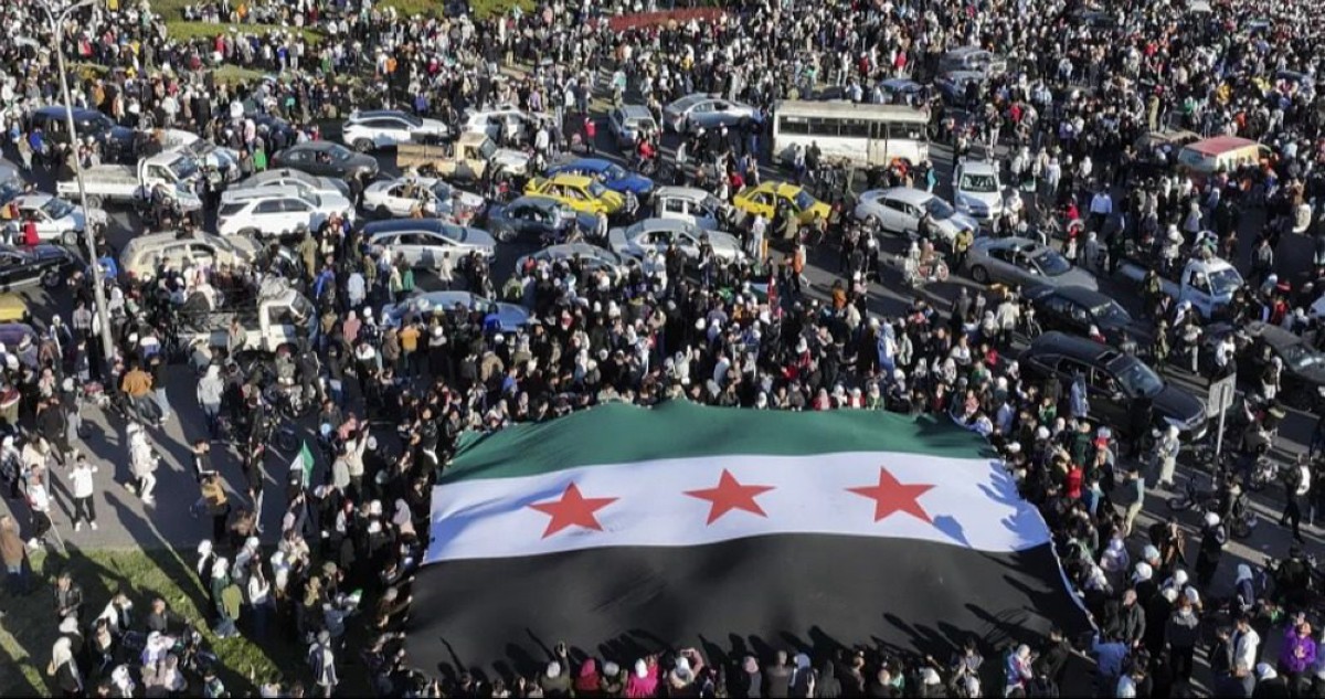 ملايين السوريين يتوافدون إلى الساحات العامة لإحياء الذكرى الأولى للتحرير