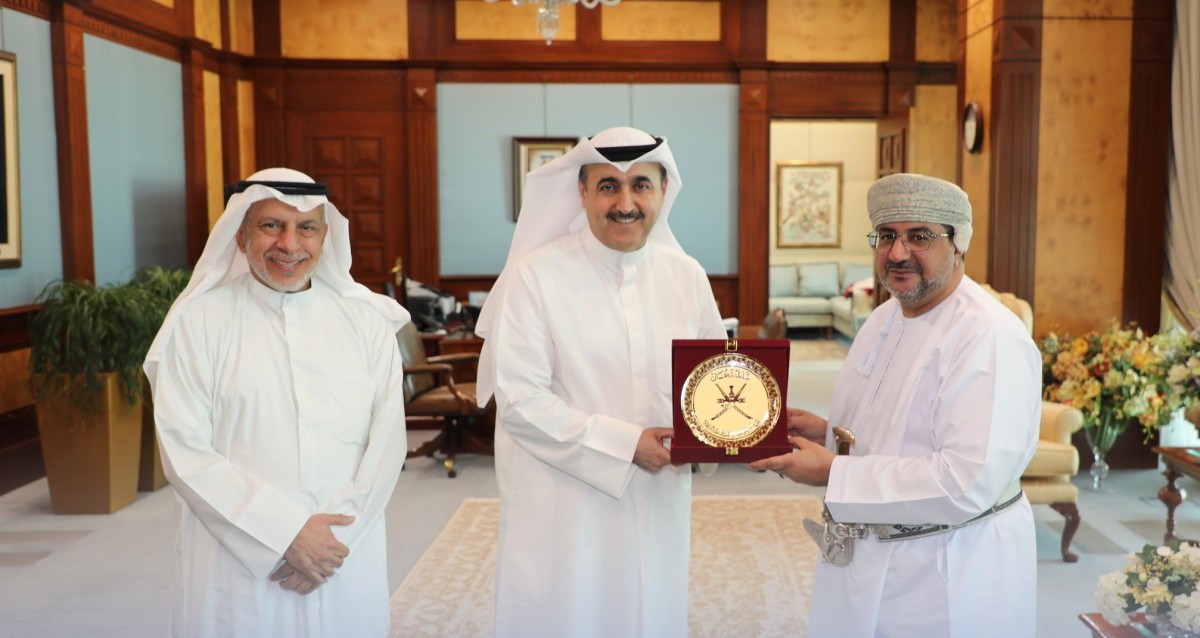 رئيس ديوان المحاسبة يبحث مع وفد عُماني الموضوعات الرقابية
