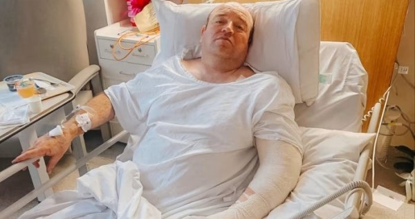 أحمد الأحمد من سريره بالمستشفى: أسأل أمي أن تدعو لي 