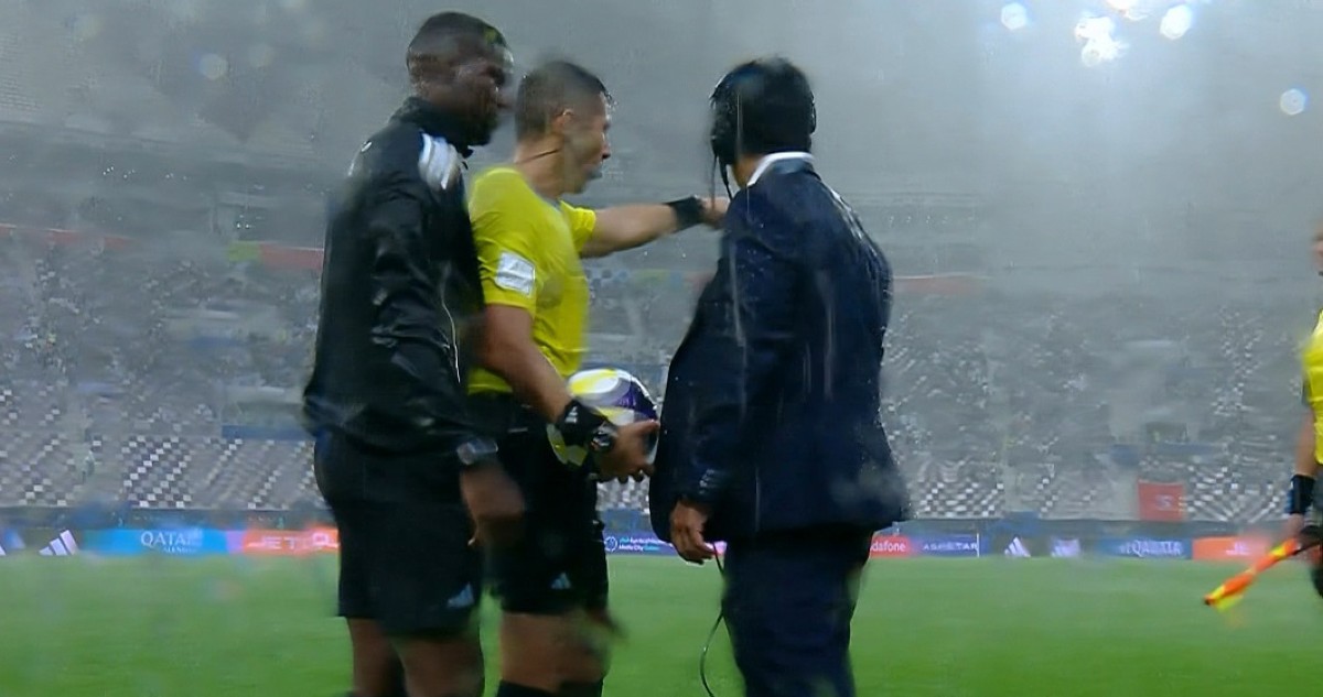 توقف مباراة السعودية والإمارات في كأس العرب 2025 بسبب الأمطار الغزيرة