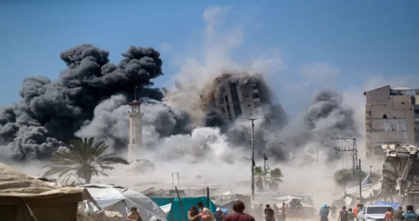 تل أبيب تنسف مباني غزة... و واشنطن تخطط للإعمار 