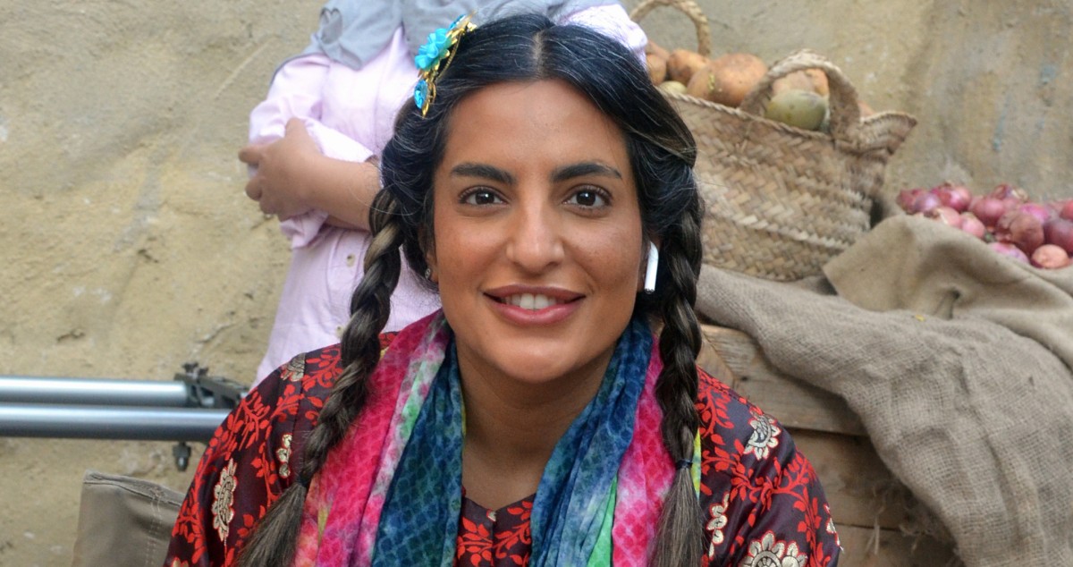 إيمان فيصل...'متوهجة'  بين أخيها وزوجها في 'مرضي ودحام'