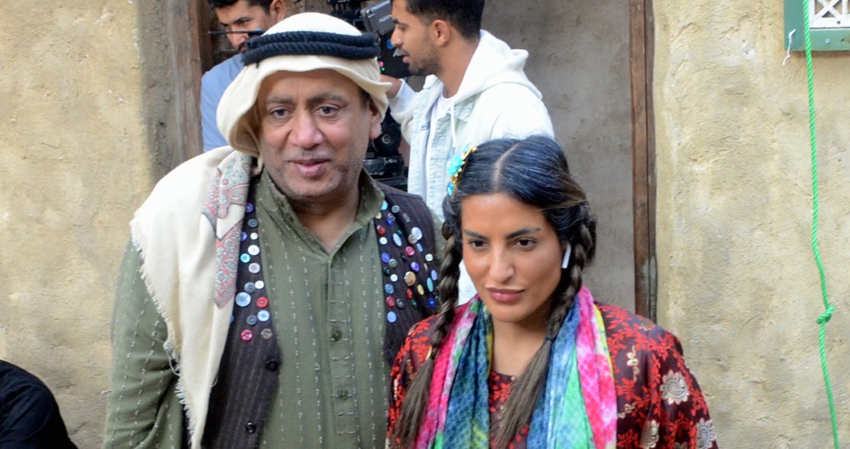 إيمان فيصل...'متوهجة'  بين أخيها وزوجها في 'مرضي ودحام'