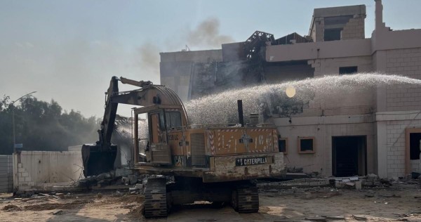 البلدية: هدم 4 عقارات مخالفة في #مبارك_الكبير 