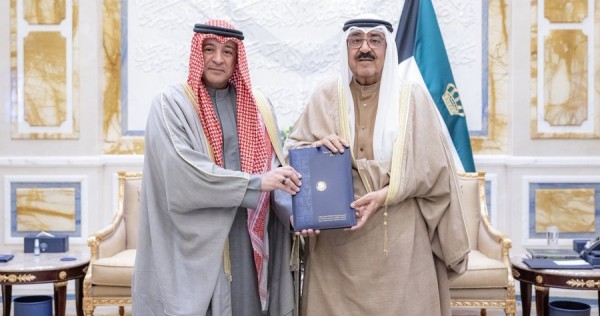 سمو الأمير يتسلم من أمين عام مجلس التعاون تقريراً حول رئاسة الكويت للدورة الـ45 للمجلس 