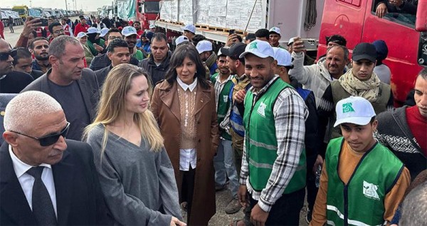أنجلينا جولي تزور معبر رفح دعماً للشعب الفلسطيني وتشيد بالجهود الإغاثية