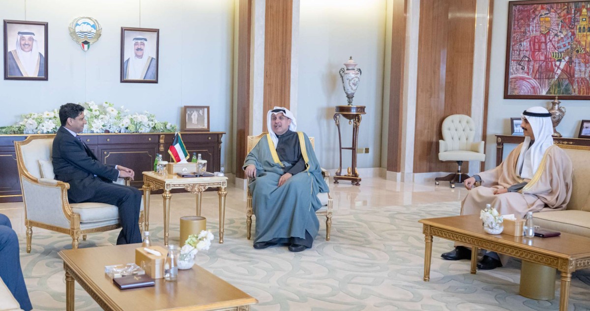 وزير 'الديوان الأميري' ورئيس ديوان سمو ولي العهد يستقبلان سفير المملكة المتحدة