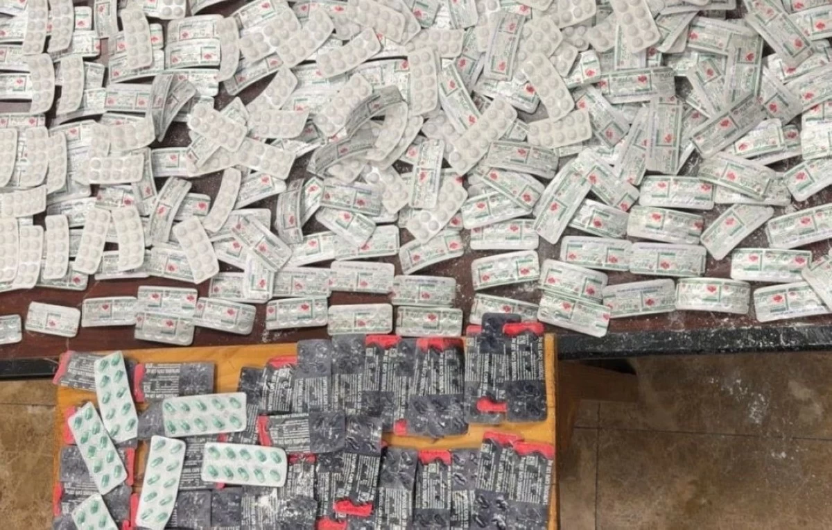 'الجمارك' تضبط 3458 حبة مؤثرة عقلياً بحوزة عاملة منزلية في المطار