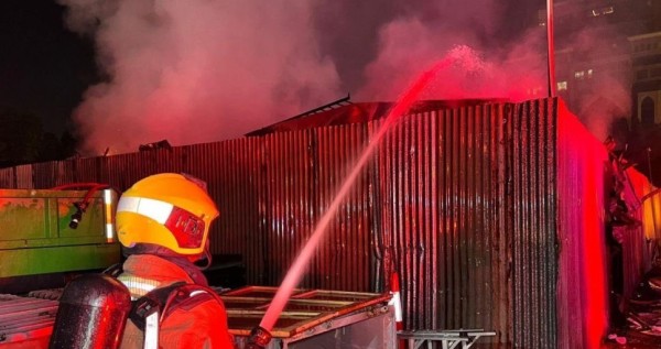 الإطفاء تسيطر على حريق شاليهات سكن عمال في #الرقعي 