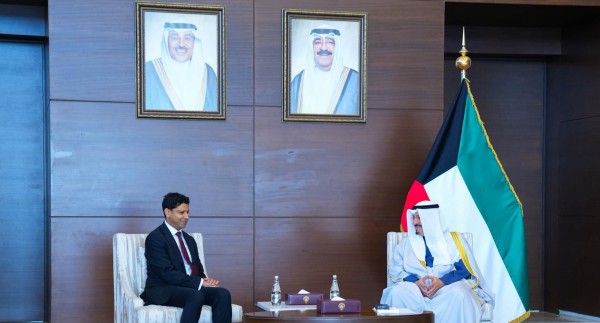 رئيس الوزراء يناقش العلاقات الثنائية مع السفير البريطاني