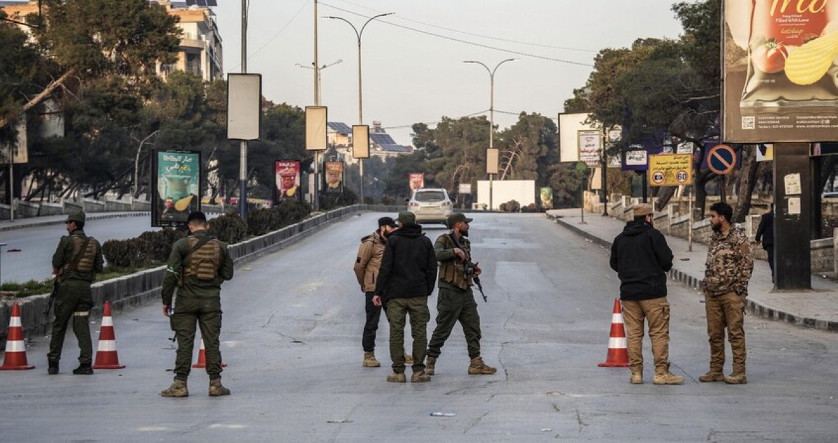 الجيش السوري يُخلي مواقع بحلب قبل قصفها وسط تجدد الاشتباكات