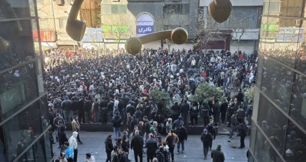 طهران: نعيش في خضم حرب