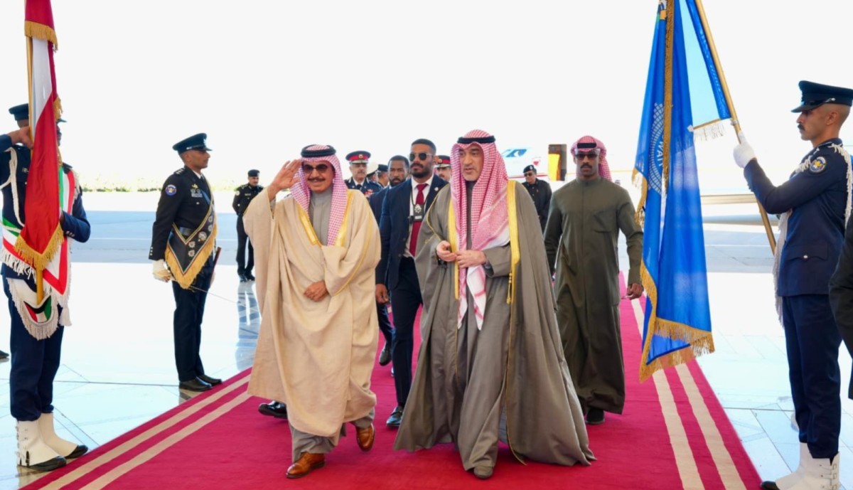 النائب الأول يستقبل وزير الداخلية البحريني لدى وصوله الكويت