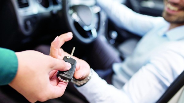 تعديل وثيقة تأجير السيارات... 7 اقتراحات على طاولة "التجارة" و"الخبراء" و"التأمين". *اجتماع ثلاثي غداً والبنود الرئيسية توحيد العقود وحظر الرسوم غير المعلنة 